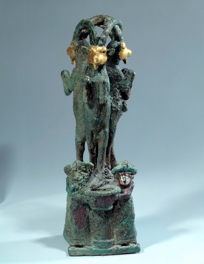 Mesopotamien: Becherhalter aus Silber, Bronze und Gold in Form von drei Steinböcken. 18. Jahrhundert v. Chr. 1. Dynastie von Babylon. Aus Larsa von Mesopotamian