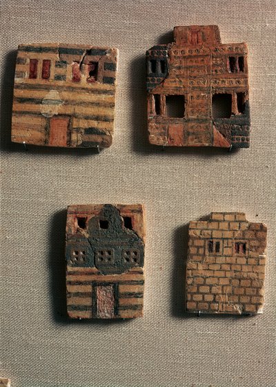 Minoische Kunst: Kleine Keramikfliesen, die minoische Häuser darstellen. 1700-1600 v. Chr. Archäologisches Museum, Heraklion, Kreta, Griechenland von Minoan