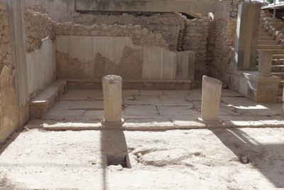 Minoische archäologische Stätte von Phaistos. Das Megaron der Königin (die Gemächer der Königin). Der südlichste der königlichen Apartments von Phaistos. Der Boden war mit Gipsplatten und rotem Putz ausgefüllt. von Minoan