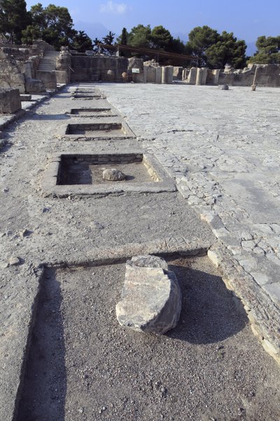 Minoische archäologische Stätte von Phaistos. Gesamtansicht des zentralen Hofes von den Schreinen des Westflügels von Minoan