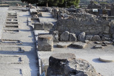 Minoische archäologische Stätte von Phaistos. Gesamtansicht der Heiligtümer des Westflügels entlang des zentralen Hofes vom Nordflügel. Es gab zwei Arten von Heiligtümern: Bankheiligtum und Lutralbecken. von Minoan