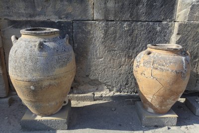 Minoische archäologische Stätte von Phaistos. Große Pithoi (Lagerkrüge), gefunden am zentralen Hof. Kreta. von Minoan