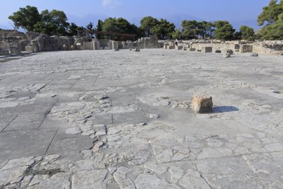 Minoische archäologische Stätte von Phaistos. Der zentrale Hof, ein grundlegendes architektonisches Element des minoischen Palastes. Es ist ein Kern, um den die verschiedenen Flügel angeordnet sind. Dieser zentrale Hof wurde zur Zeit des alten Palastes (19 von Minoan