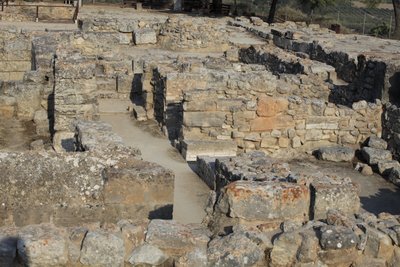 Minoische archäologische Stätte von Phaistos. Blick über den Nordostkomplex. Komplex von vier Räumen, die direkt an den alten Palast angrenzen. Diese Räume wurden zur Aufbewahrung wertvoller Ritualgefäße genutzt. Die berühmte Phaistos-Scheibe mit hieroglyp von Minoan
