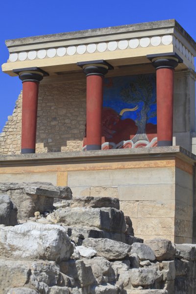 Minoische archäologische Stätte von Knossos. Nordeingang, Nordpfeilerhalle. Bastion rekonstruiert von Arthur Evans, wo er eine Kopie eines restaurierten Relief-Freskos eines Stiers platzierte. Knossos, Kreta von Minoan