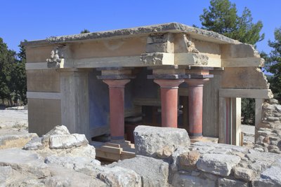 Minoische archäologische Stätte von Knossos. Nördliche Lustralbecken. Nördlicher Eingang des Palastes. Laut A. Evans wurde dieses Gebäude für Reinigungszeremonien verwendet und daher als 