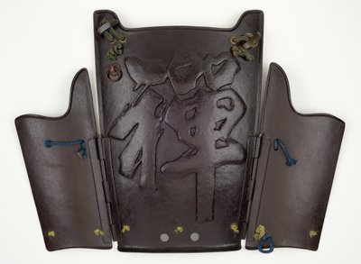 Brustplatte und zwei Seitenplatten einer fünfteilig scharnierten Yukinoshita-do Rüstung mit geprägtem Design des Zeichens für 