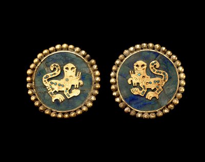 Paar Ohrschmuck, die übernatürliche Katzen darstellen von Moche Moche