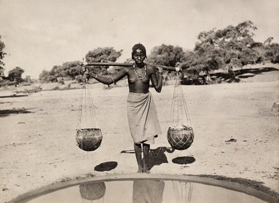 „Ein Imperium aufbauen“ im faschistischen Zeitalter: Cunama Frau trägt Wasser, 09/05/1936 von Modestino Baldinetti