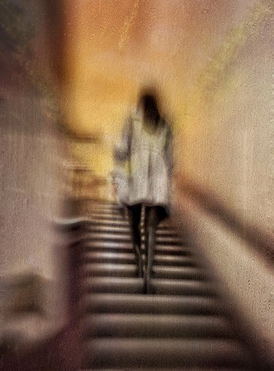 Frau auf verschwommenen Treppen von Molly Fu APA