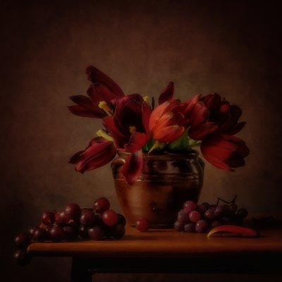 Stimmungsvolle Tulpen und Trauben von Monique van Velzen