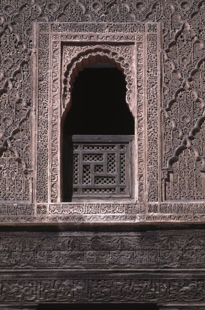 Ansicht eines Fensters im Innenhof der Ali ben Youssef Medersa, erbaut von den Saadiern im Jahr 1565 (Zedernholz und Stuckarbeit) von Moroccan School