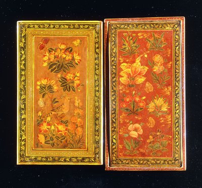 Ein Paar Spiegelgehäuse der Safawiden-Dynastie, bemalt mit Blumendesigns, eines mit einem sitzenden Wiedehopf von Muhammad Zaman