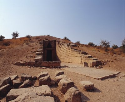 Antikes Griechenland: Ansicht des Eingangs zum Grab von Agamemnon, genannt „Schatzhaus des Atreus“. 1250 v. Chr., Mykene, Griechenland von Mycenaean