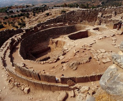 Mykenische Zivilisation: Kreis der Gräber auf dem antiken Gelände von Mykene. 1300 v. Chr. von Mycenaean