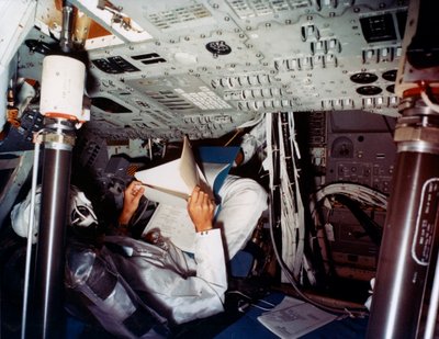 Ein Astronaut in einem NASA-Kommandomodul, 1970er Jahre von NASA Images
