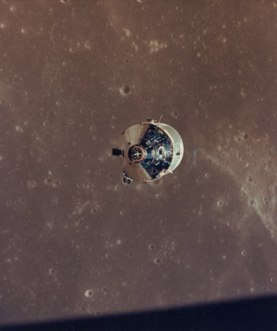 Apollo 11 Kommando- und Servicemodule fotografiert vom Mondmodul in der Umlaufbahn, 1969 von NASA Images