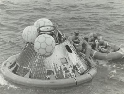 Astronauten im Rettungsboot nach der Apollo 11 Wasserung, 1969 von NASA Images