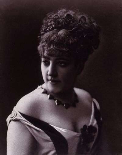 Porträt einer Frau. Gesicht einer Frau mit Dekolleté und einer Halskette mit herzförmigen Anhängern von studio of Nadar