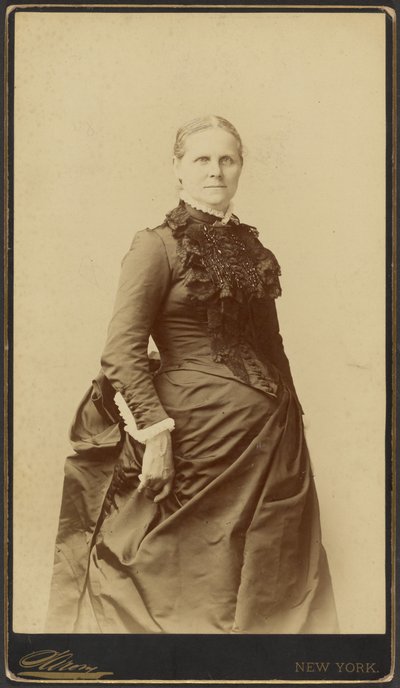 [Unbekannte Frau im langen Kleid stehend] von Napoleon Sarony