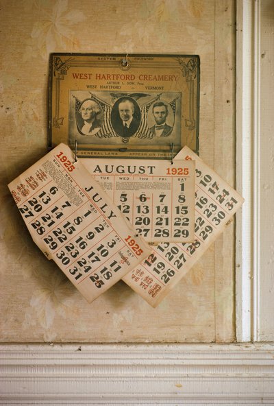 Antiker patriotischer Kalender für 1925 in einem Haus in Quechee, Vermont von Nathan Benn