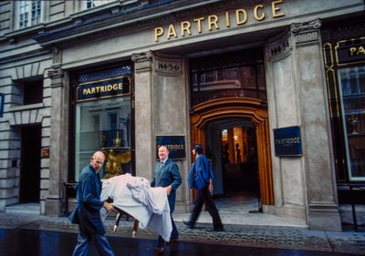 Partridge Antiques Schaufenster und Auslagen auf der Bond Street, London, UK von Nathan Benn