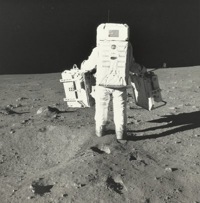 Buzz Aldrin auf dem Mond mit Komponenten des frühen Apollo-Wissenschaftspakets von Neil Armstrong