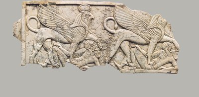 Möbelplakette mit zwei falkenköpfigen Sphinxen, die Gefangene niedertrampeln, ca. 9.-7. Jahrhundert v. Chr. von Neo Assyrian Neo Assyrian