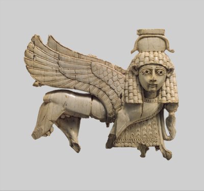 Durchbrochene Plakette mit schreitender Sphinx von Neo Assyrian