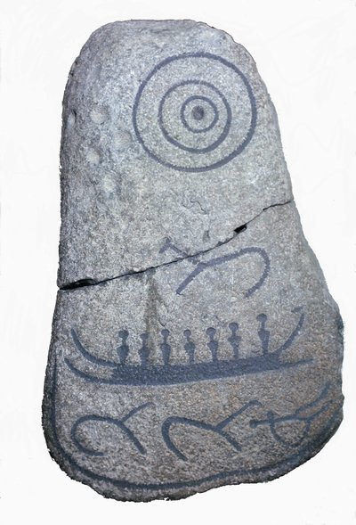 Ein Schiff zieht auf einem Runenstein, ein Fresko aus der Jungsteinzeit. Nationalmuseum Kopenhagen, Dänemark. von Neolithic Neolithic