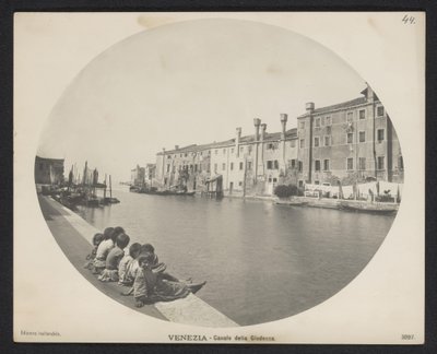 Kinder am Kai entlang eines Kanals in Venedig von Neue Photographische Gesellschaft