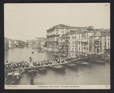 Prozession über eine Pontonbrücke auf dem Canal Grande in Venedig während des Festa del Redentore von Neue Photographische Gesellschaft