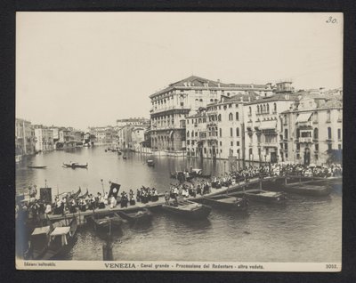 Prozession über eine Pontonbrücke auf dem Canal Grande in Venedig während des Festa del Redentore von Neue Photographische Gesellschaft