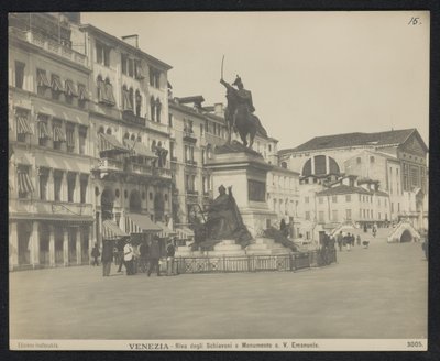 Riva degli Schiavoni te Venetië, met een ruiterstandbeeld van Victor Emanuel II van Italië von Neue Photographische Gesellschaft