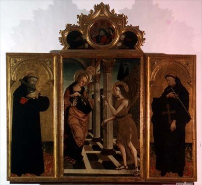 Triptychon: Zentrales Panel zeigt die Verkündigung mit Gott oben und Seitenpanels mit zwei Heiligen von Nicola de Maestro Antonio