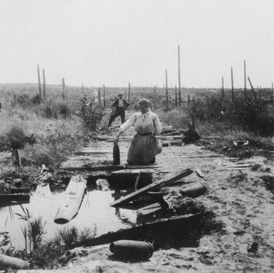 Die Hauptstraße, Hill 60, Belgien, Erster Weltkrieg, um 1914-1918 von Nightingale and Co