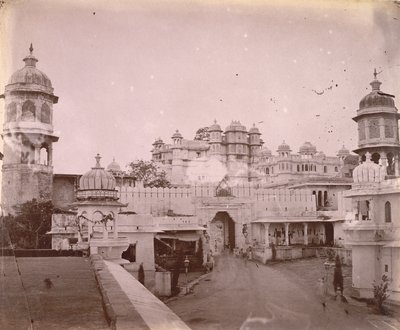 Blick auf den Stadtpalast, mit Eingangstor im Vordergrund, Udaipur von O.S. Baudesson