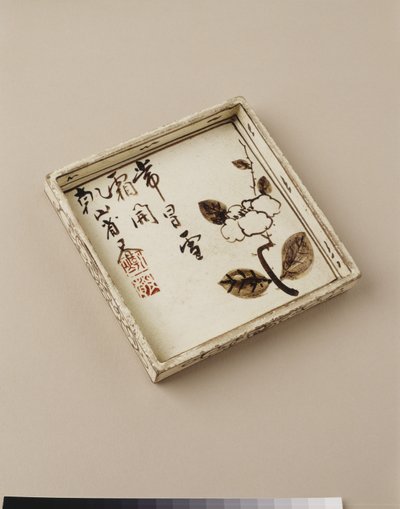 Kuchenteller mit Pflaumendesign, frühes 18. Jahrhundert von Ogata Kenzan