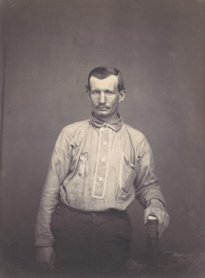 Mann hält Patentamtsbuch, ca. 1857 von Oliver H. Willard.