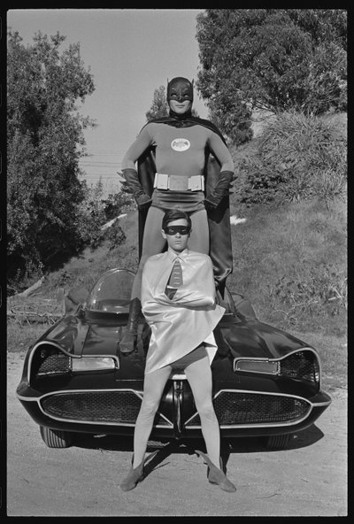 Batman und Robin und Batmobil am Set der 