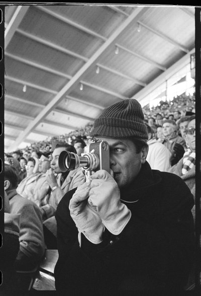 Tony Curtis mit Leica-Kamera bei den Olympischen Winterspielen, Squaw Valley, Kalifornien von Orlando Suero