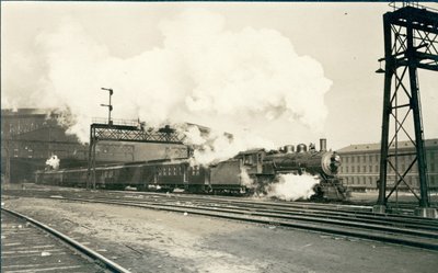 Eisenbahnzug verlässt den Union Station, St. Louis von Oscar C. Kuehn