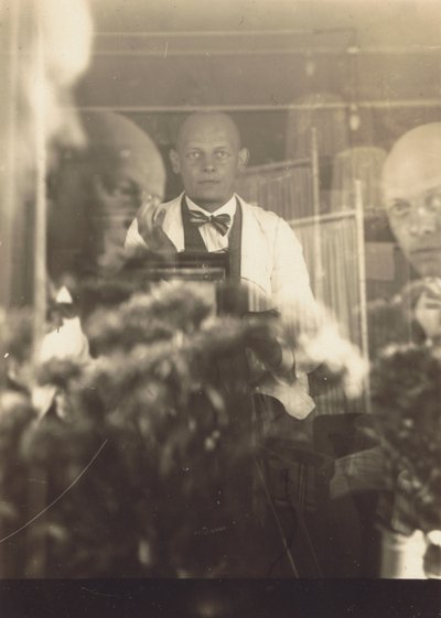 [Oskar Schlemmer im Prellerstrasse Studio] von Oskar Schlemmer