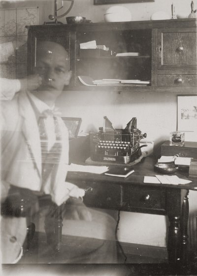 Selbstporträt an der Schreibmaschine, Prellerstraße Studio von Oskar Schlemmer