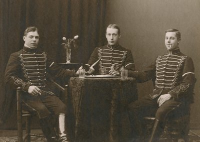 Drei junge uniformierte Kavalleristen, Malmö, Schweden, 1920er Jahre von Otto Ohm