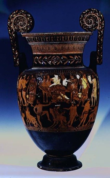 Attische rotfigurige Volutenkrater, dekoriert mit einer Szene von Schauspielern und Musikern, die sich auf eine Aufführung vor Bacchus und Ariadne vorbereiten, Griechisch, aus Ruvo, 5. Jahrhundert v. Chr. von Painter Pronomos
