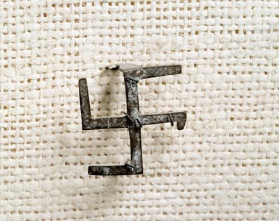 Christliche Antike: Fibel in Form eines Swastika (die das Hakenkreuz inspirieren wird). 1. bis 3. Jahrhundert. Nationalmuseum für Archäologie von Saint Germain en Laye von Paleo Christian
