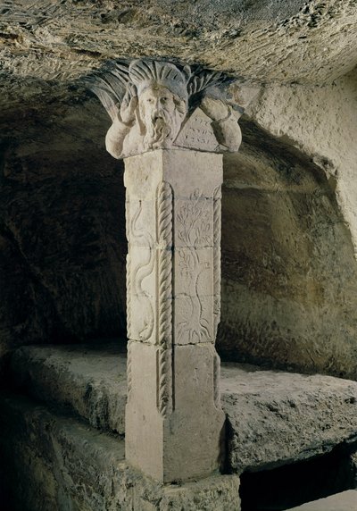 Säule aus der Krypta, mit dem Kopf von Moses als Kapitell, 415 n. Chr. von Paleo Christian