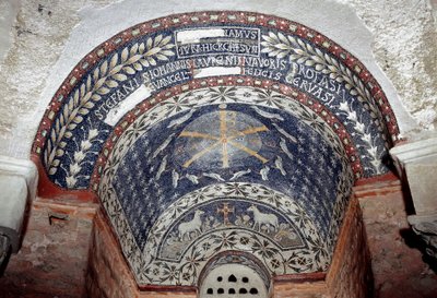Paleochristliche Kunst: Das Monogramm Christi umgeben von Symbolen der Heiligen Dreifaltigkeit von Paleo Christian