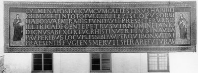Sieben Hexameter flankiert von zwei Figuren, eine darstellend die Kirche der Juden (ex-circumcisione) und die andere die Kirche der Heiden (ex-gentibus) (Mosaik) von Paleo Christian